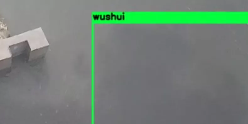 通过前端摄像头固定机位跟踪河道水域视觉成像反应。出现污水成像的请款下，锁定污水范围，并及时预警反映。