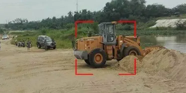 河道非法采砂识别采用深度学习边缘视频图像分析技术，通过河道两岸监控摄像机采集的视频流，智能识别采砂行为，自动预警将图片、视频推送至相关人员及时处理。