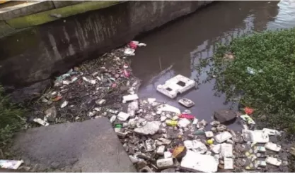 通过摄像机对河道、水库中的堆放垃圾实时监测，当水域中出现垃圾堆积时立即触发告警，推送相关管理人员及时处理。